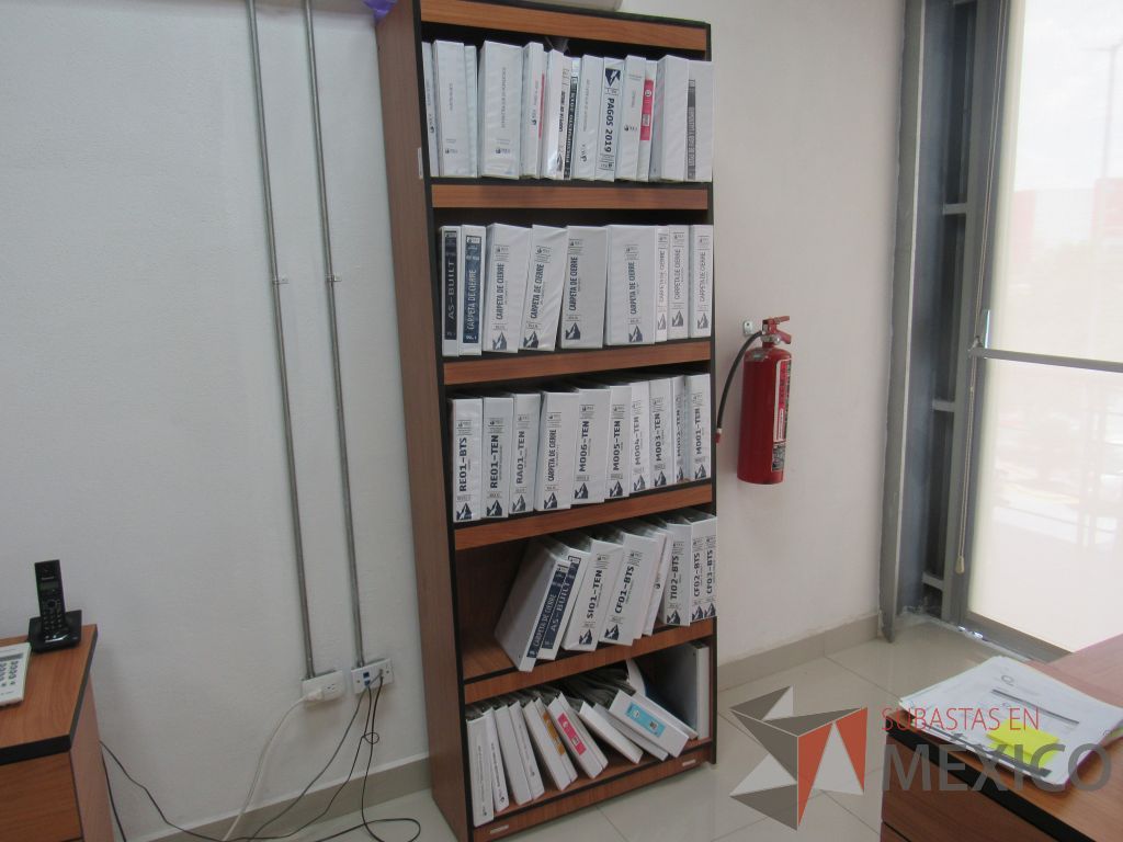 Lote 049 - 2 Libreros con 4 entrepaños color café y orilla color negro - Imagen 3