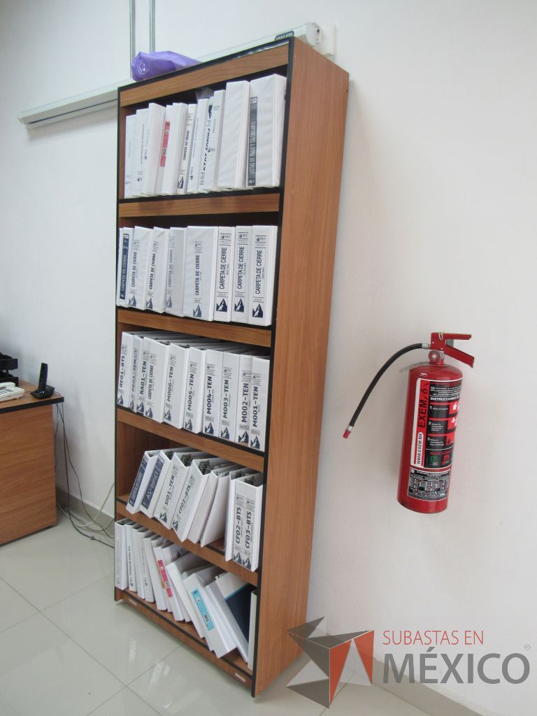 Lote 049 - 2 Libreros con 4 entrepaños color café y orilla color negro - Imagen 4