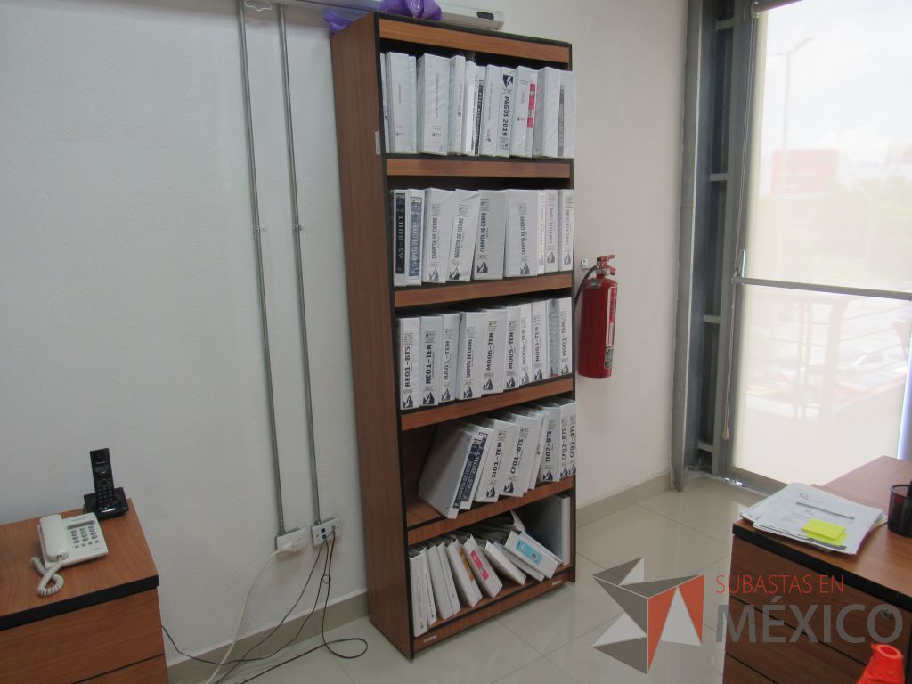 Lote 049 - 2 Libreros con 4 entrepaños color café y orilla color negro - Imagen 8