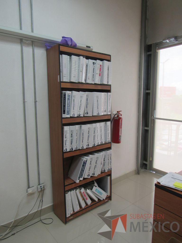 Lote 049 - 2 Libreros con 4 entrepaños color café y orilla color negro - Imagen 9