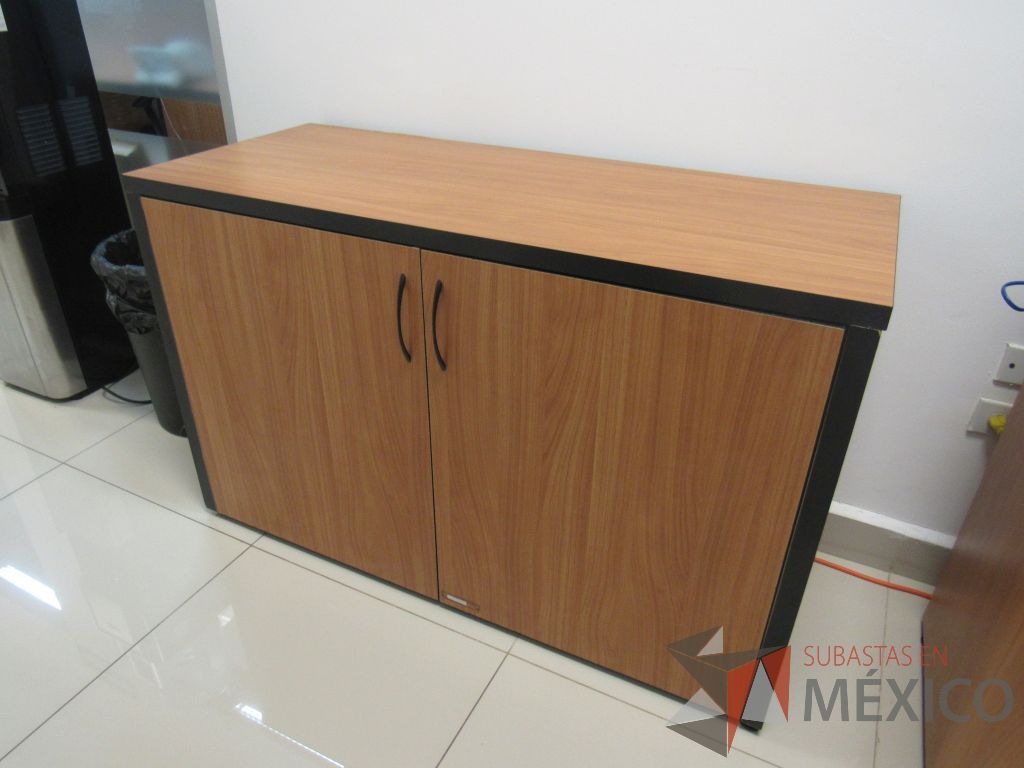 Lote 080 - 2 Gabinetes de 2 puertas y 1 entrepaño color café - Imagen 3