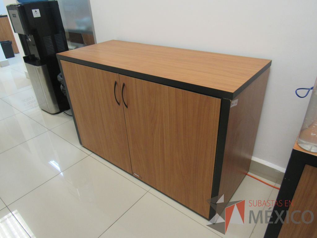 Lote 080 - 2 Gabinetes de 2 puertas y 1 entrepaño color café - Imagen 4