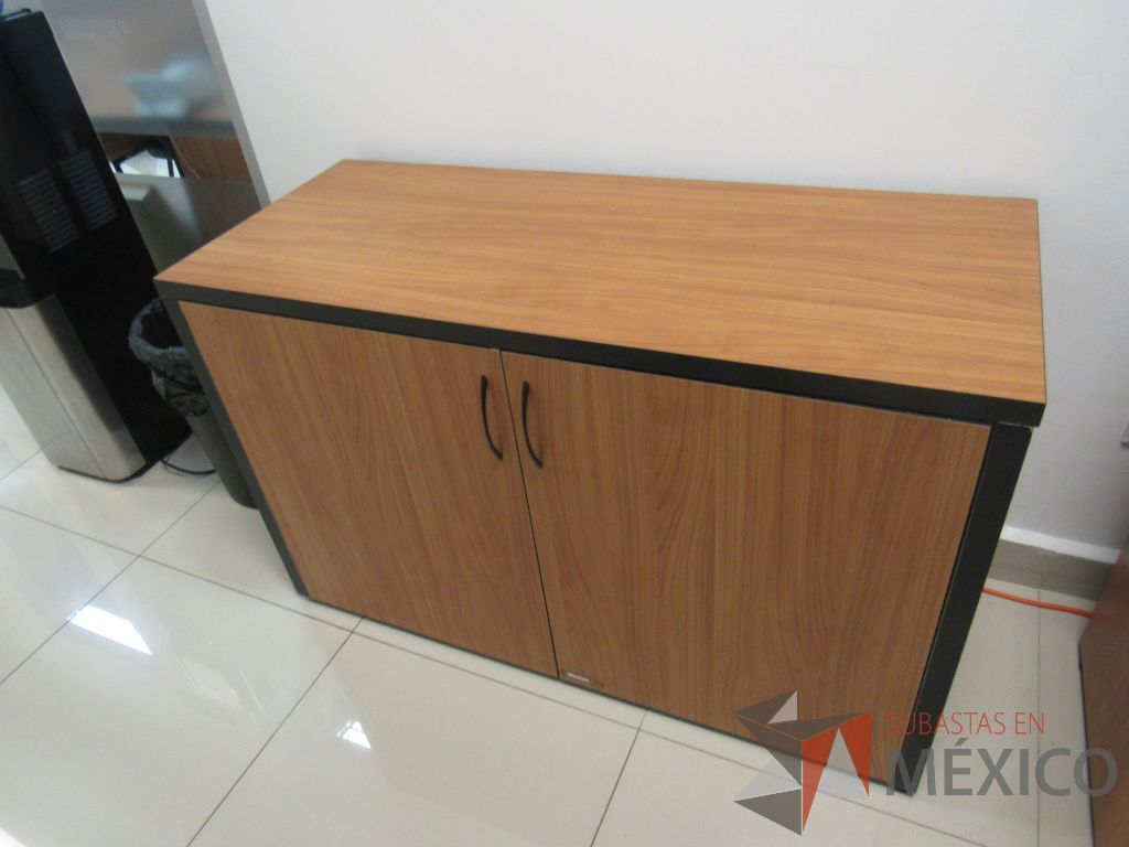 Lote 080 - 2 Gabinetes de 2 puertas y 1 entrepaño color café - Imagen 5