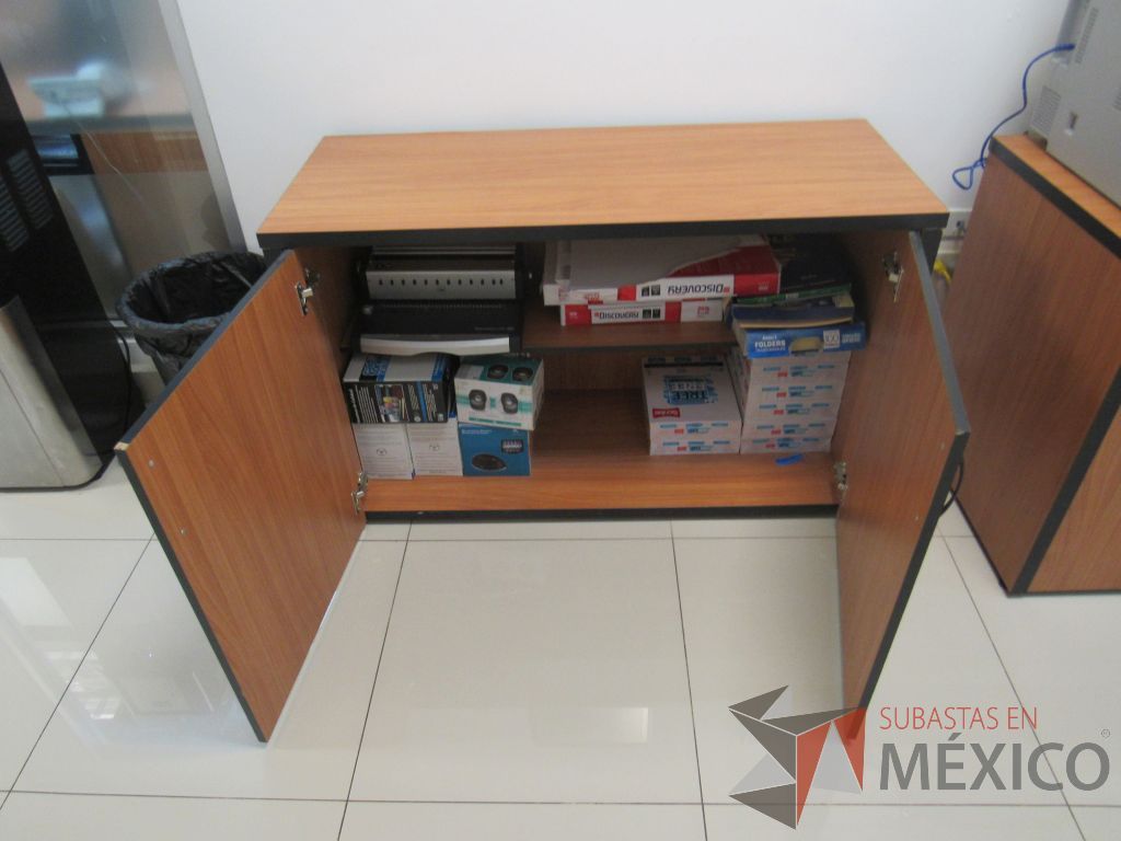 Lote 080 - 2 Gabinetes de 2 puertas y 1 entrepaño color café - Imagen 8