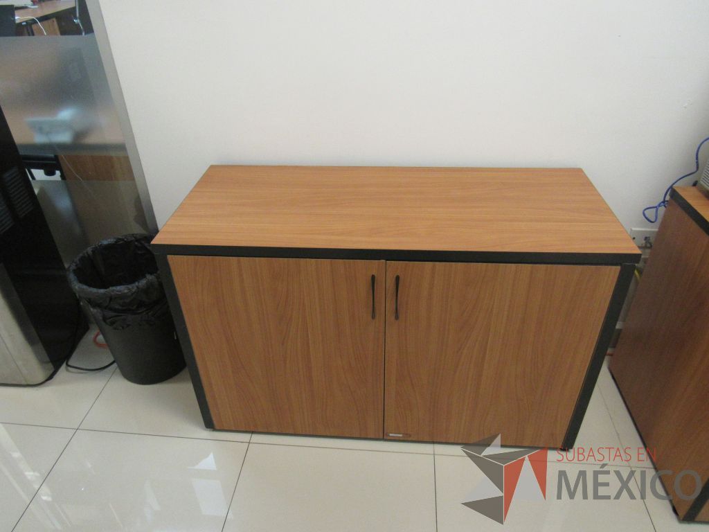 Lote 080 - 2 Gabinetes de 2 puertas y 1 entrepaño color café - Imagen 9