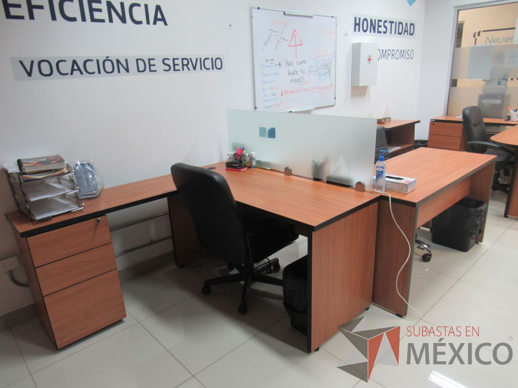 Lote 090 - Estación de trabajo para 2 personas con mampara de vidrio y 2 archiveros - Imagen 4