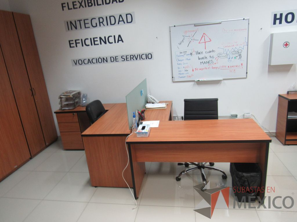 Lote 090 - Estación de trabajo para 2 personas con mampara de vidrio y 2 archiveros - Imagen 7