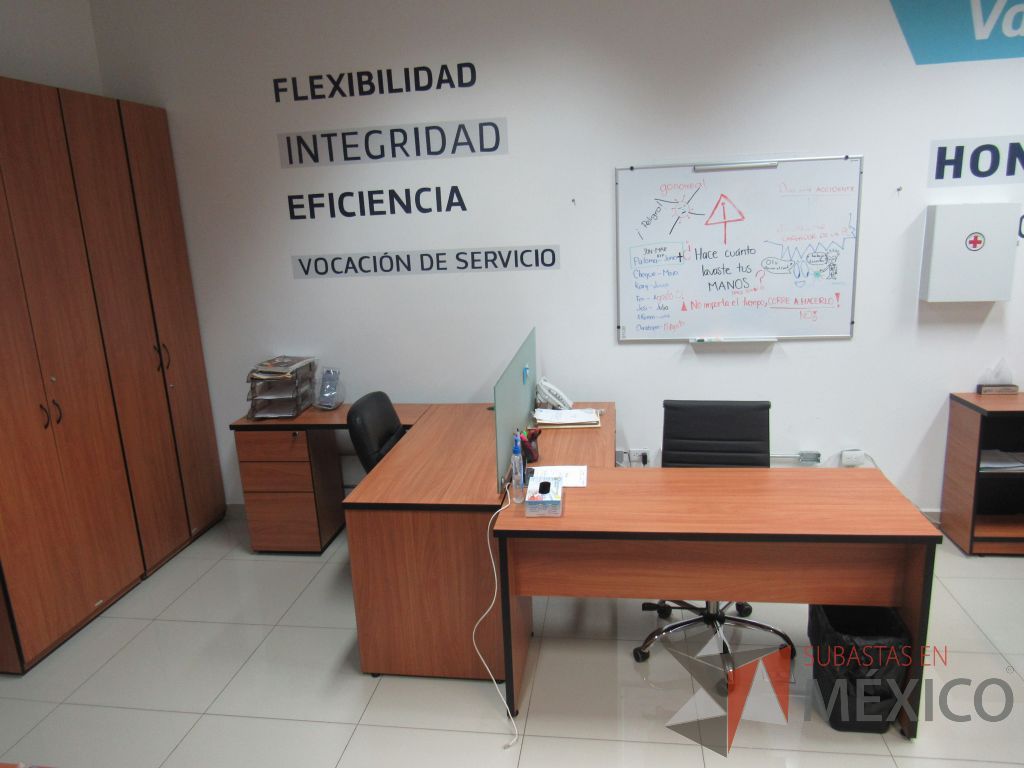 Lote 090 - Estación de trabajo para 2 personas con mampara de vidrio y 2 archiveros
