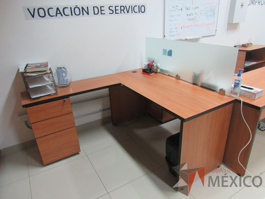 Lote 090 - Estación de trabajo para 2 personas con mampara de vidrio y 2 archiveros - Imagen 11
