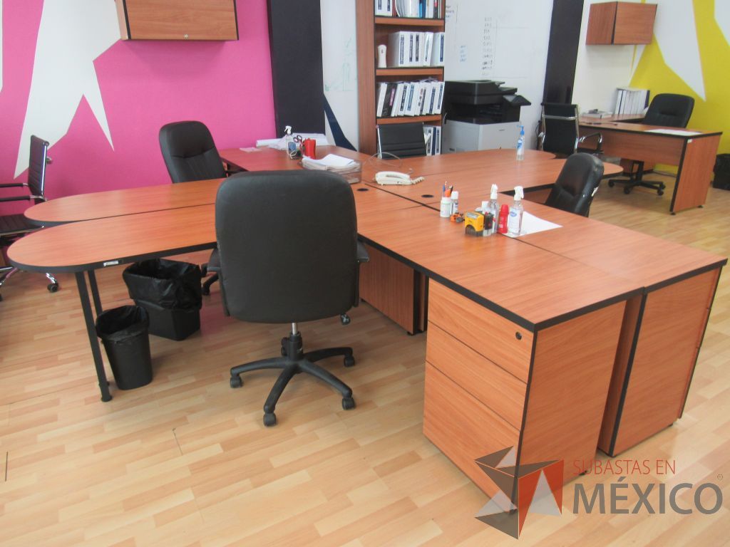 Lote 132 - Estación de trabajo para 4 personas con 4 archivero de 3 cajones color café