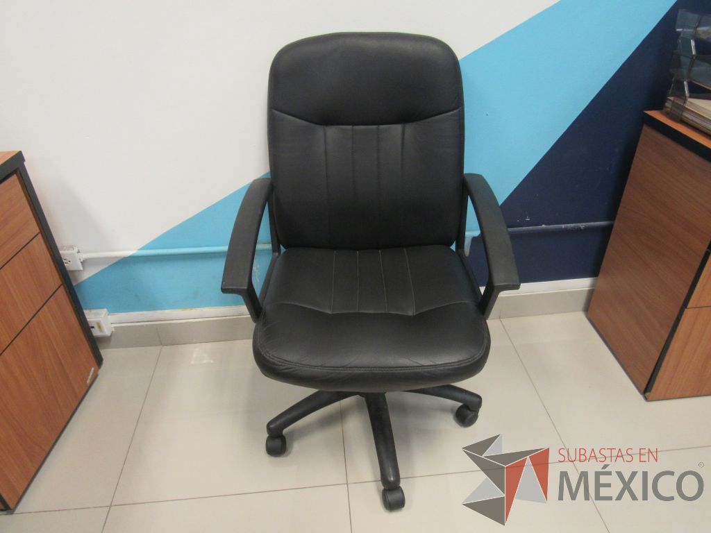 Lote 018 - 2 Sillas operativas con ruedas, descansabrazos, asiento y respaldo tipo piel color negro