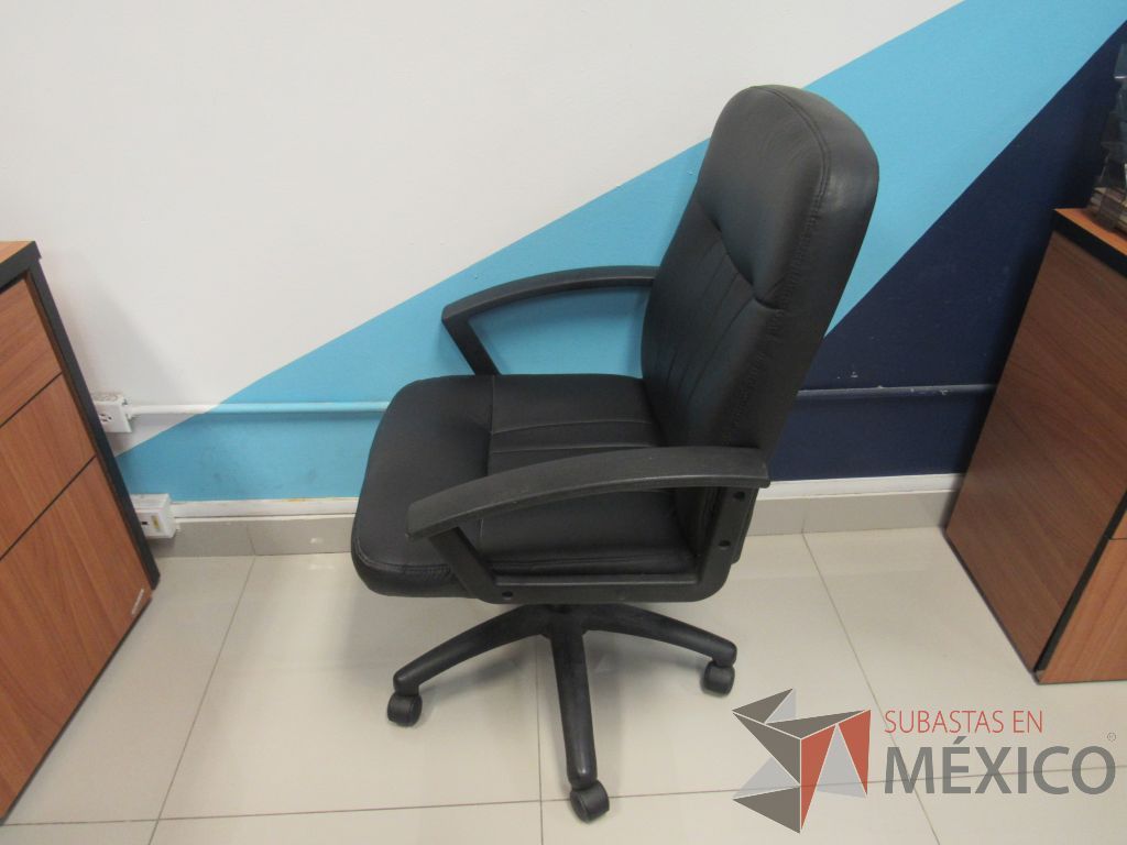 Lote 018 - 2 Sillas operativas con ruedas, descansabrazos, asiento y respaldo tipo piel color negro - Imagen 2