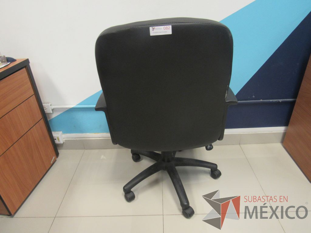 Lote 018 - 2 Sillas operativas con ruedas, descansabrazos, asiento y respaldo tipo piel color negro - Imagen 3