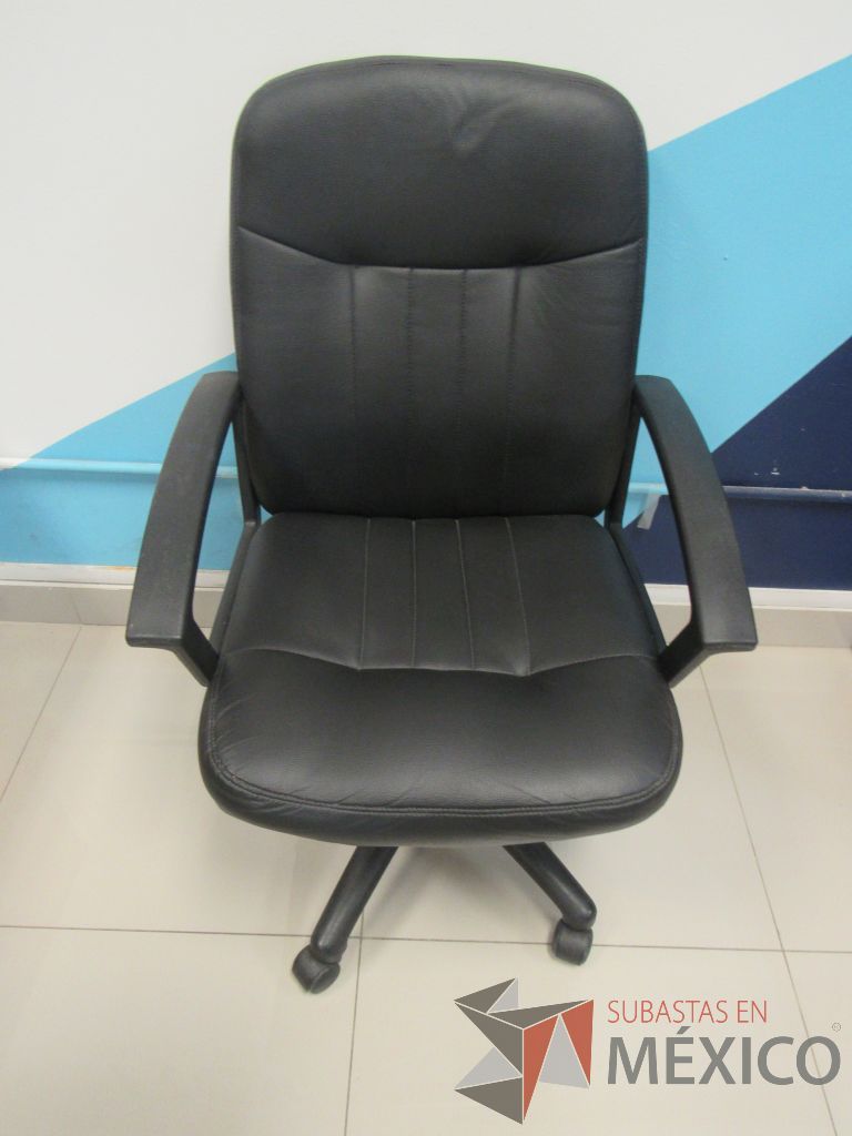 Lote 018 - 2 Sillas operativas con ruedas, descansabrazos, asiento y respaldo tipo piel color negro - Imagen 4