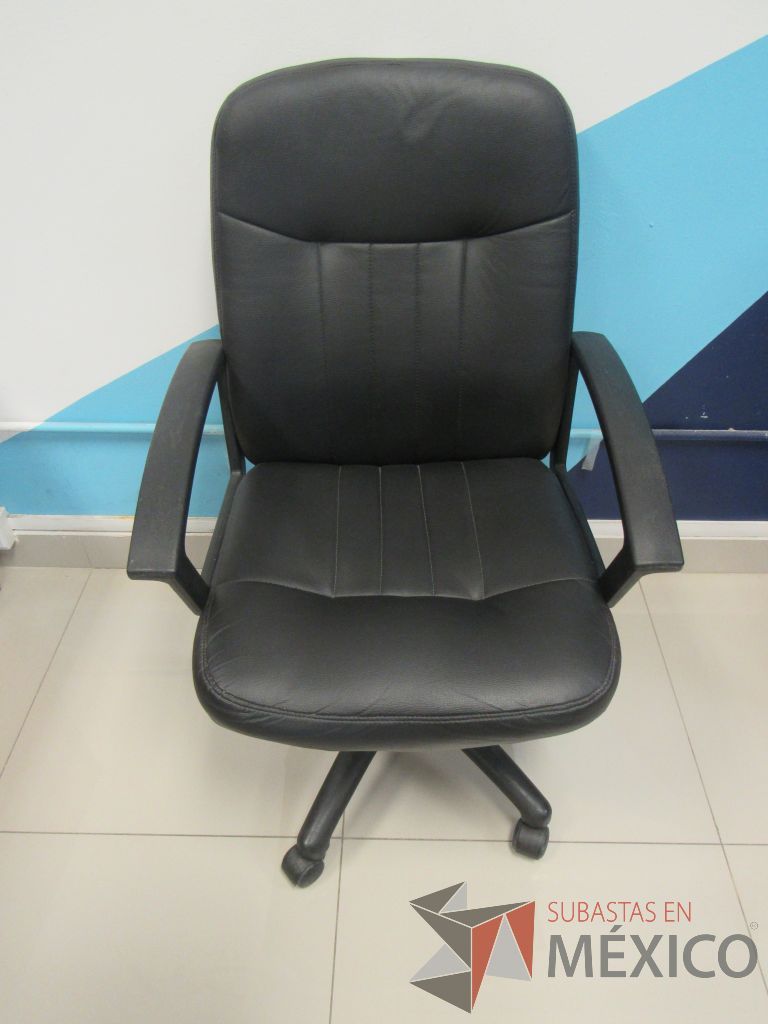 Lote 018 - 2 Sillas operativas con ruedas, descansabrazos, asiento y respaldo tipo piel color negro - Imagen 5