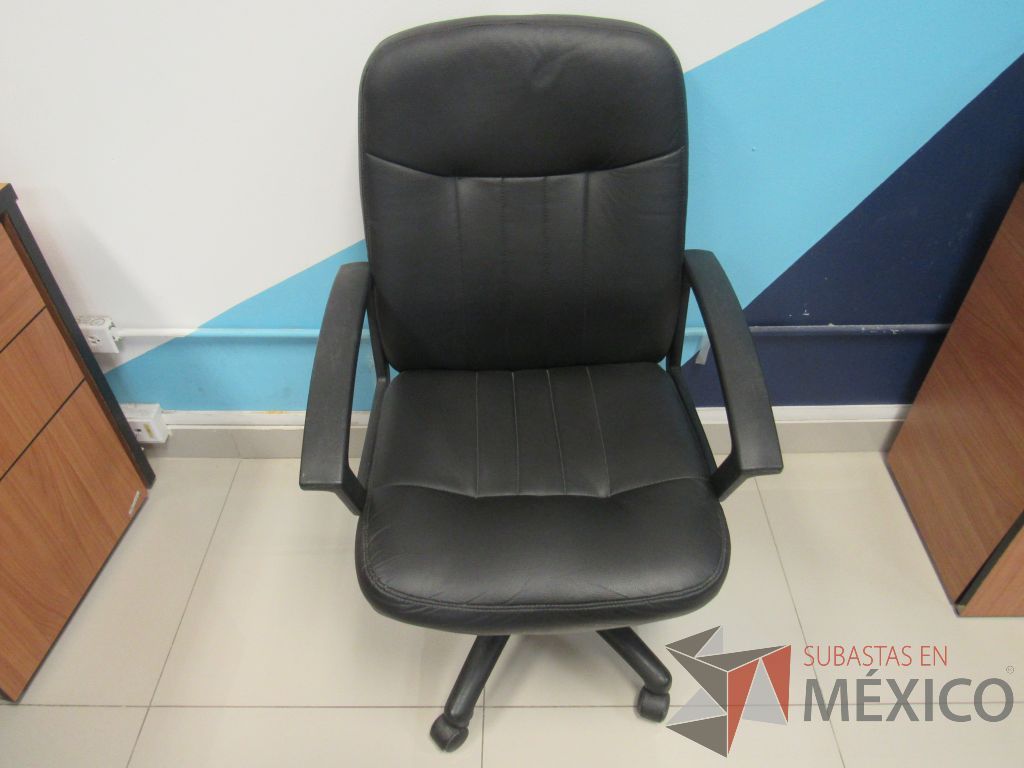 Lote 018 - 2 Sillas operativas con ruedas, descansabrazos, asiento y respaldo tipo piel color negro - Imagen 6