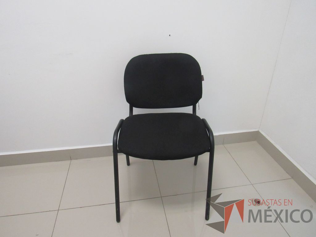 Lote 142 - 2 Sillas de visita con 4 patas metálicas asiento y respaldo en tela color negro