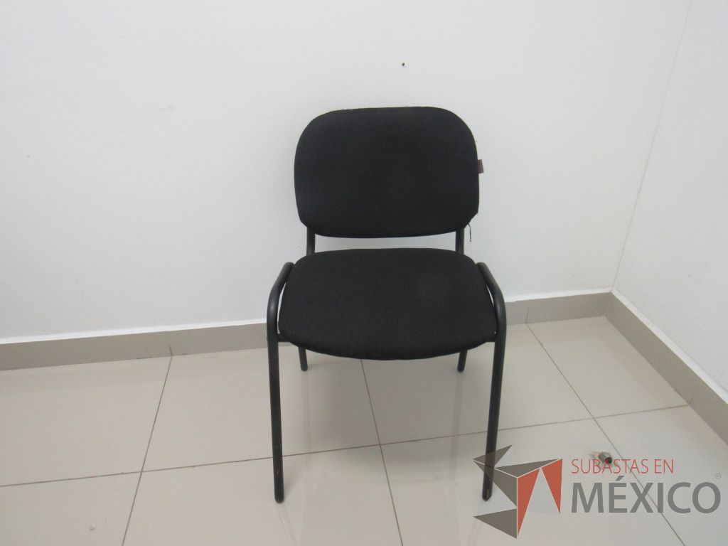 Lote 142 - 2 Sillas de visita con 4 patas metálicas asiento y respaldo en tela color negro - Imagen 2