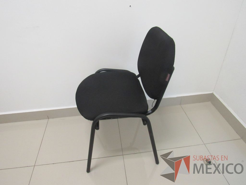 Lote 142 - 2 Sillas de visita con 4 patas metálicas asiento y respaldo en tela color negro - Imagen 3