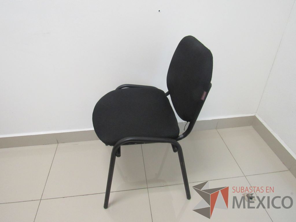 Lote 142 - 2 Sillas de visita con 4 patas metálicas asiento y respaldo en tela color negro - Imagen 4