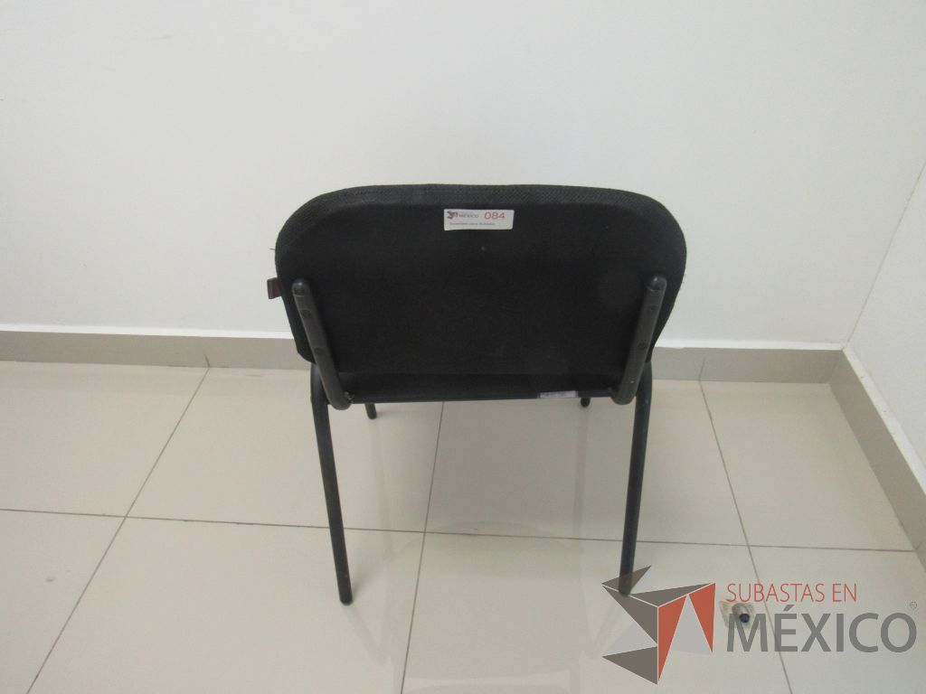 Lote 142 - 2 Sillas de visita con 4 patas metálicas asiento y respaldo en tela color negro - Imagen 6
