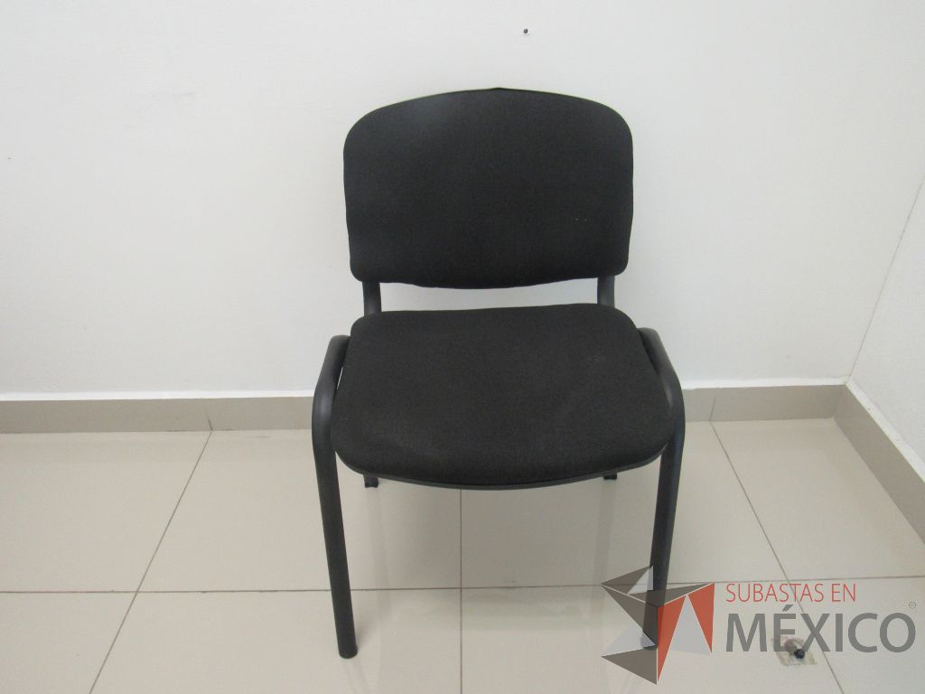 Lote 122 - 2 Sillas de visita con 4 patas metálicas asiento y respaldo en tela color negro
