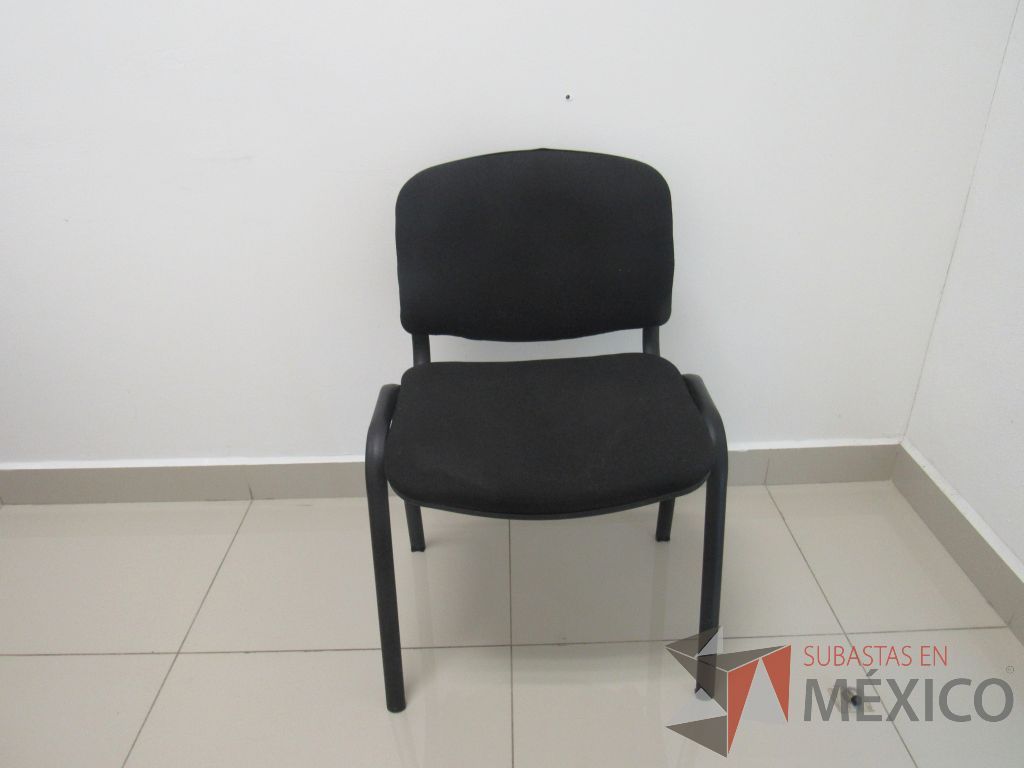 Lote 122 - 2 Sillas de visita con 4 patas metálicas asiento y respaldo en tela color negro - Imagen 2