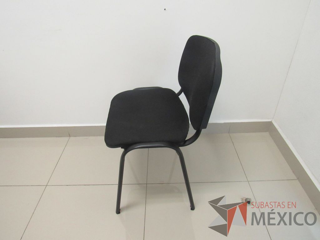 Lote 122 - 2 Sillas de visita con 4 patas metálicas asiento y respaldo en tela color negro - Imagen 3