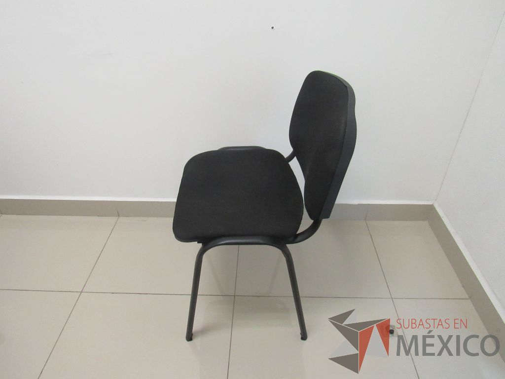 Lote 122 - 2 Sillas de visita con 4 patas metálicas asiento y respaldo en tela color negro - Imagen 4