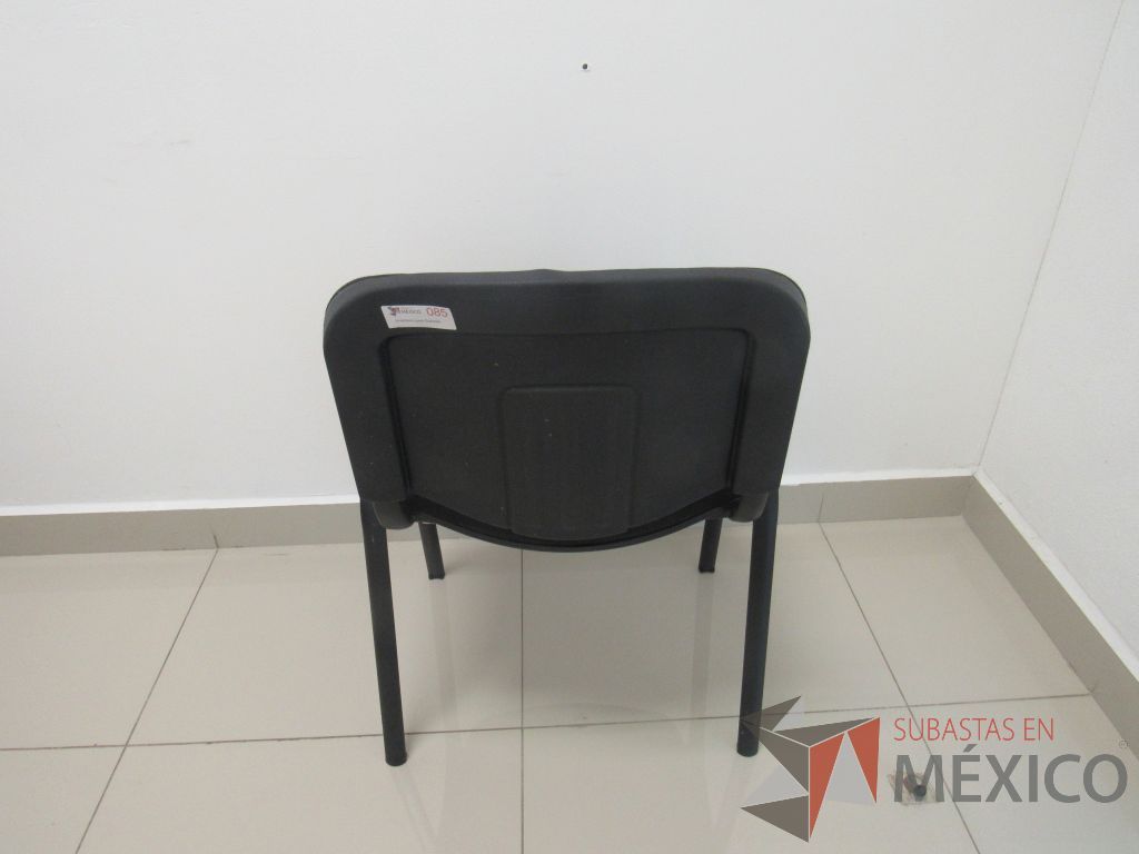Lote 122 - 2 Sillas de visita con 4 patas metálicas asiento y respaldo en tela color negro - Imagen 5