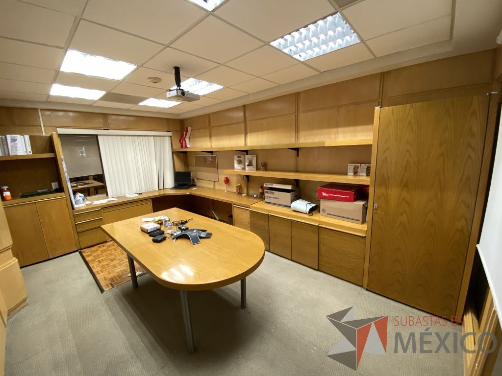 Lote 089 - Oficina Ejecutiva con Escritorio en escuadra, Credenza, 2 Gabinetes y Mesa de trabajo