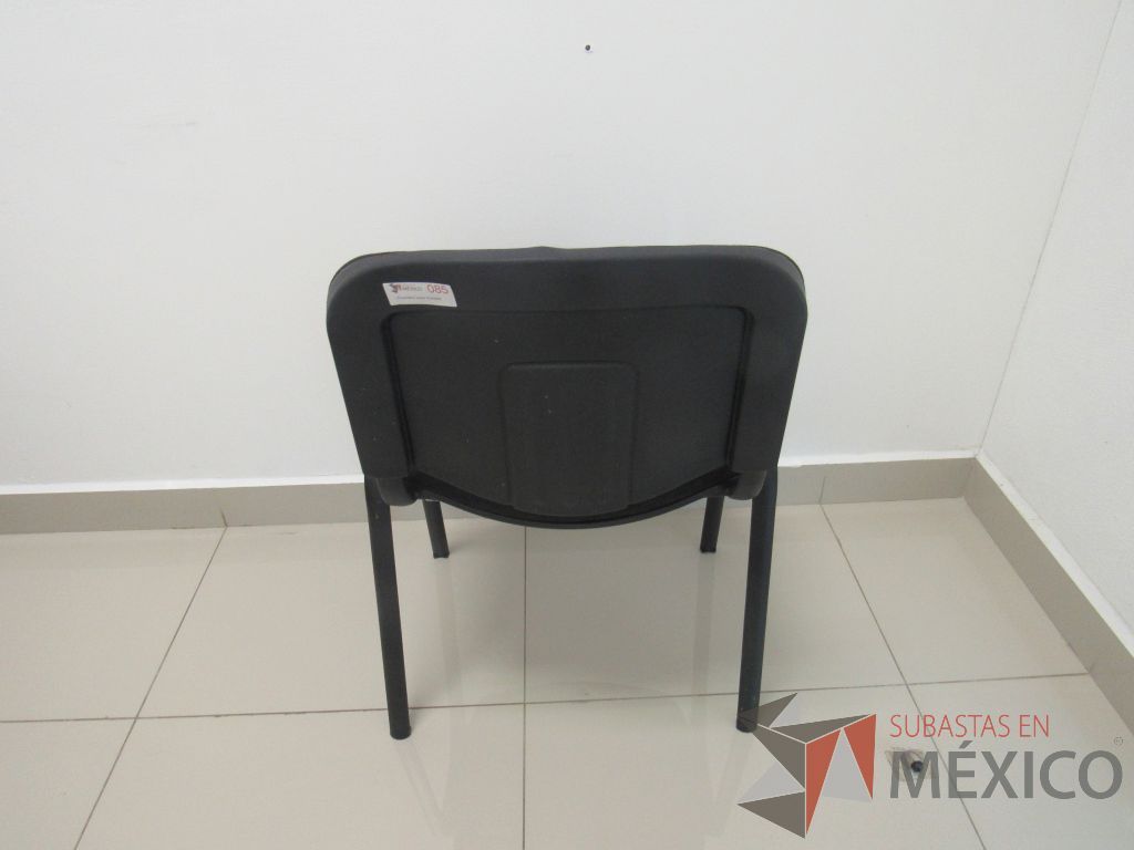 Lote 122 - 2 Sillas de visita con 4 patas metálicas asiento y respaldo en tela color negro - Imagen 6