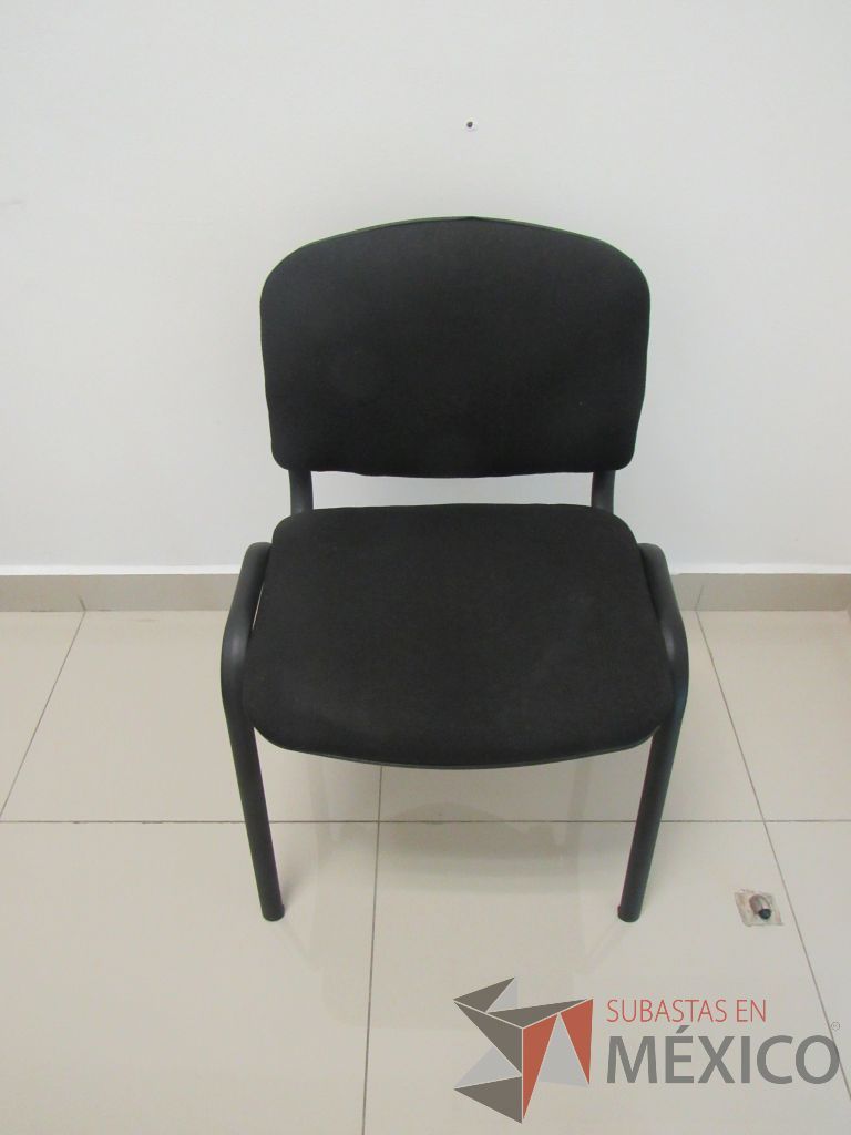 Lote 122 - 2 Sillas de visita con 4 patas metálicas asiento y respaldo en tela color negro - Imagen 7
