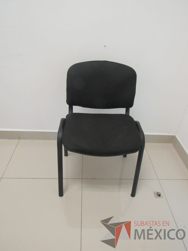 Lote 122 - 2 Sillas de visita con 4 patas metálicas asiento y respaldo en tela color negro - Imagen 8