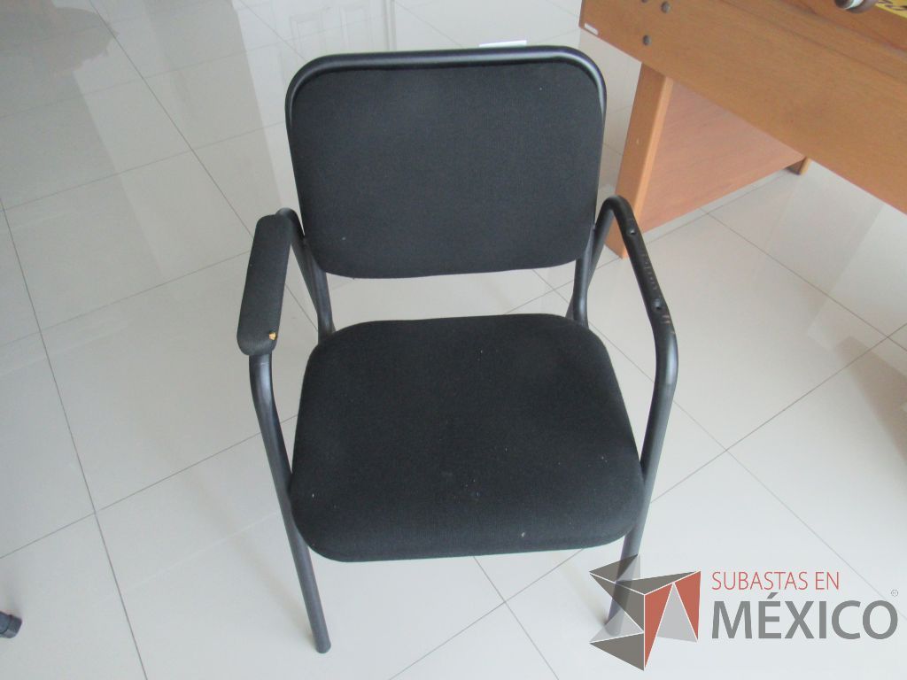 Lote 041 - 2 Sillas de visita con 4 patas metálicas asiento y respaldo en tela color negro