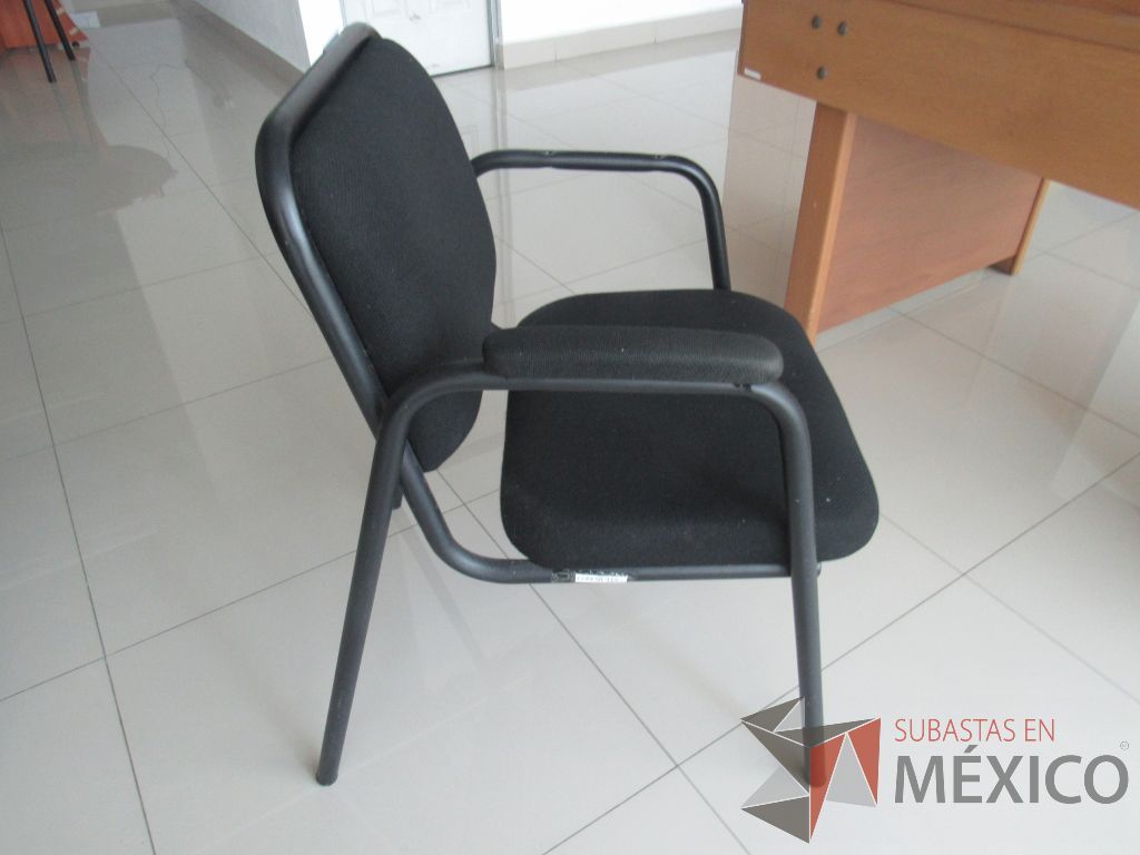 Lote 041 - 2 Sillas de visita con 4 patas metálicas asiento y respaldo en tela color negro - Imagen 4