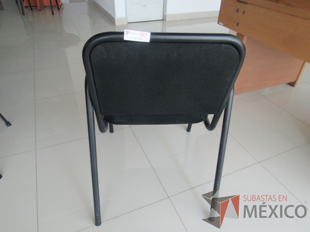 Lote 041 - 2 Sillas de visita con 4 patas metálicas asiento y respaldo en tela color negro - Imagen 5