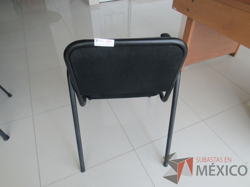Lote 041 - 2 Sillas de visita con 4 patas metálicas asiento y respaldo en tela color negro - Imagen 6