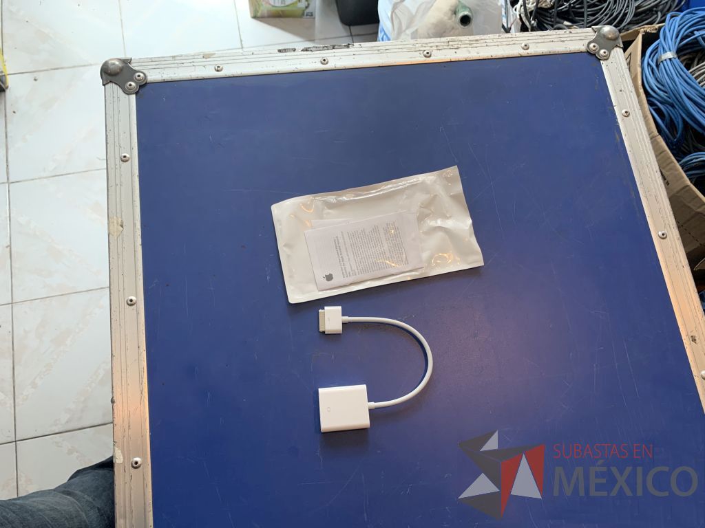 Lote 135 - 1 cable AV/USB p/IPAD,2 adaptadores minidisplay a VGA,1 adaptador VGA a IPOD,1 adaptador VGA a HDMI,6 divisores VGA de 2 vias. - Imagen 9