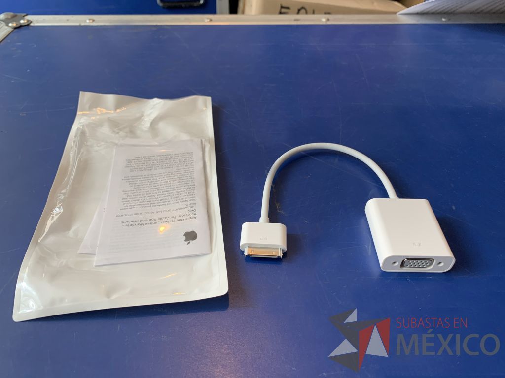 Lote 135 - 1 cable AV/USB p/IPAD,2 adaptadores minidisplay a VGA,1 adaptador VGA a IPOD,1 adaptador VGA a HDMI,6 divisores VGA de 2 vias.
