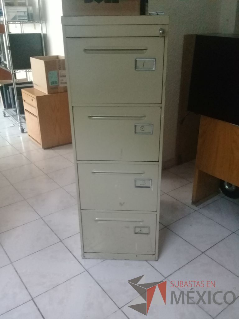 Lote 150 - Archivero metalico de 4 gavetas color beige con llave de 46 cms X 71 cms. X 134 cms - Imagen 2