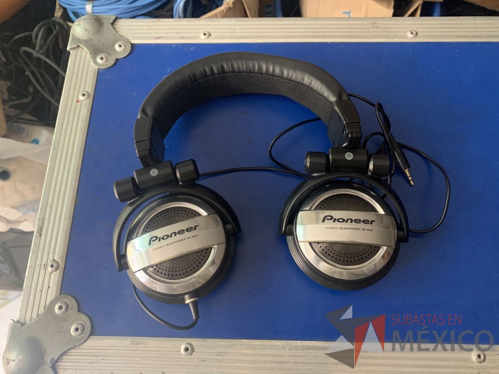 Lote 144 - 3 audífonos orejera marca Pionner y 2 juegos de Walkie Talkie marca Midland