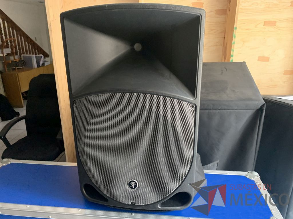 Lote 021 - 2 Bocinas profesionales 440 w Marca Mackie con tripié y 2 cables Canon genérico de 31m