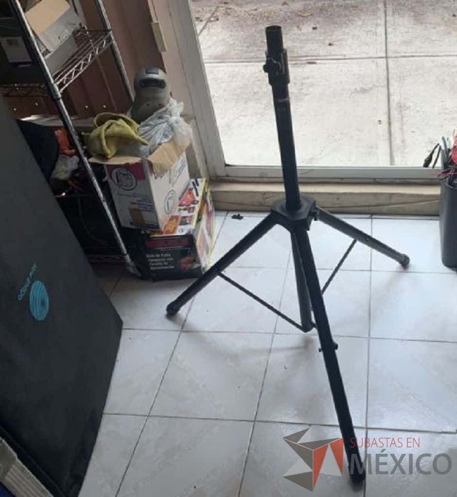 Lote 021 - 2 Bocinas profesionales 440 w Marca Mackie con tripié y 2 cables Canon genérico de 31m - Imagen 6