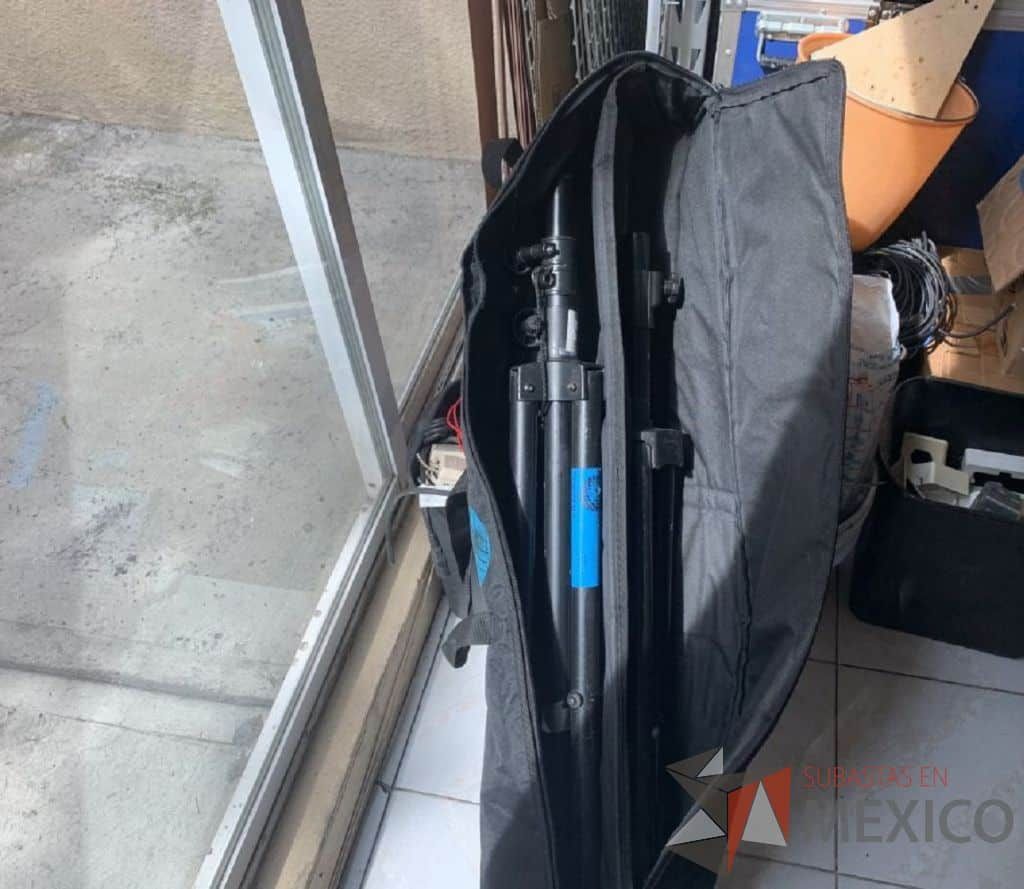 Lote 021 - 2 Bocinas profesionales 440 w Marca Mackie con tripié y 2 cables Canon genérico de 31m - Imagen 9