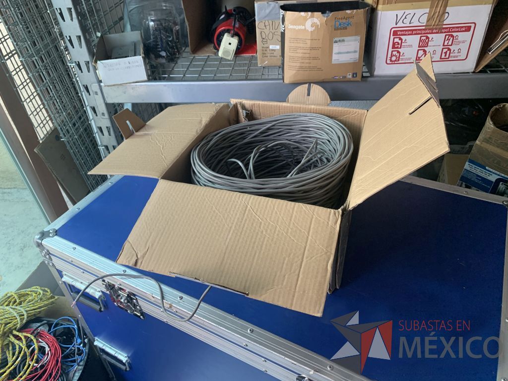 Lote 124 - 39 cales gris de datos marca Cooper varias medidas y 1/2 bobina de cable UTP 5E 160 mts aprox. Marca WAM