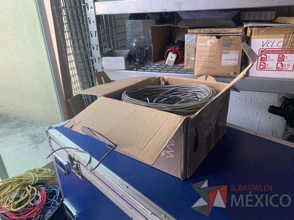 Lote 124 - 39 cales gris de datos marca Cooper varias medidas y 1/2 bobina de cable UTP 5E 160 mts aprox. Marca WAM - Imagen 12