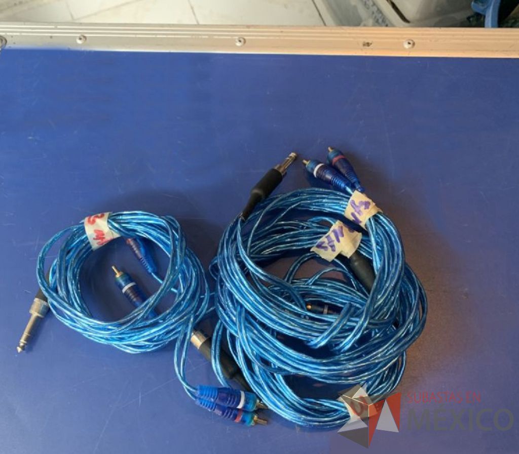 Lote 114 - 44 cables plug y miniplug a varias terminales y varias medidas
