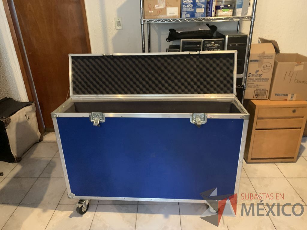 Lote 063 - Case profesional para protección pantallas, con manijas, chapas y ruedas. De 118x32x82 cm.