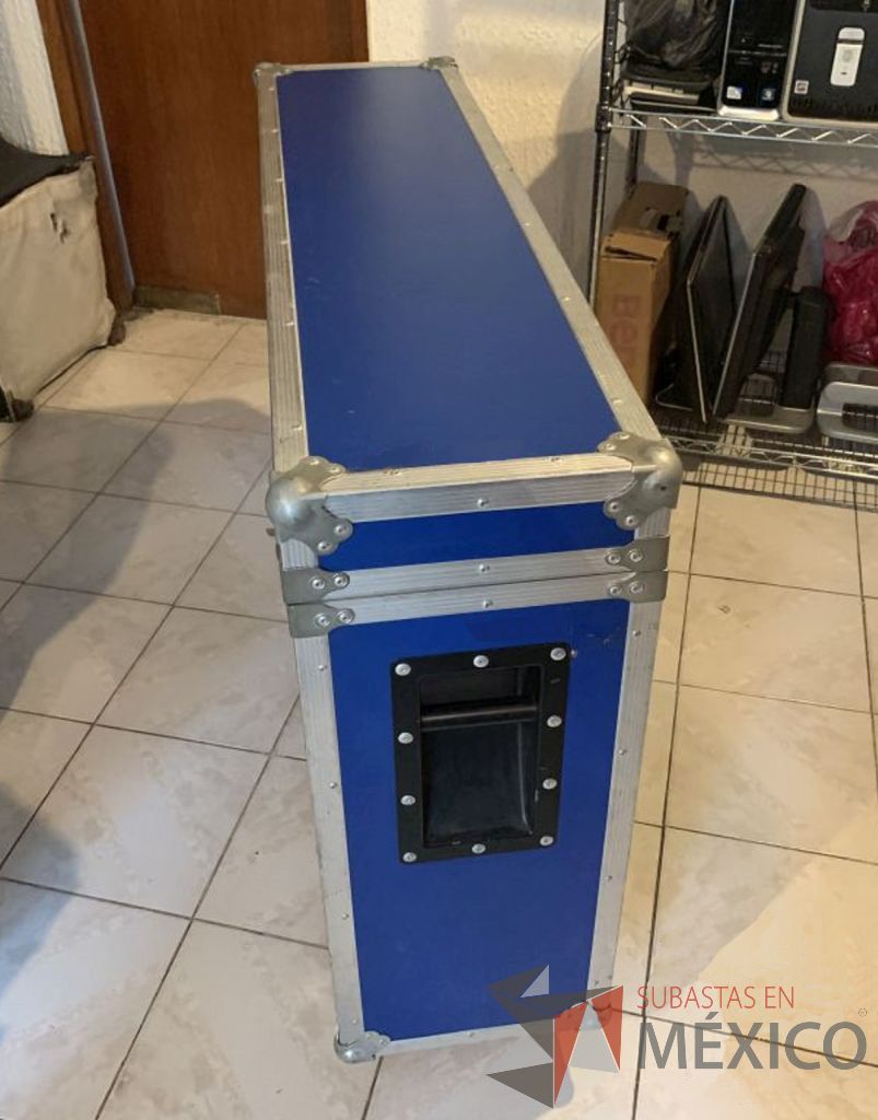 Lote 076 - Case profesional para protección pantallas, con manijas, chapas y ruedas. De 120x40x87 cm. - Imagen 3